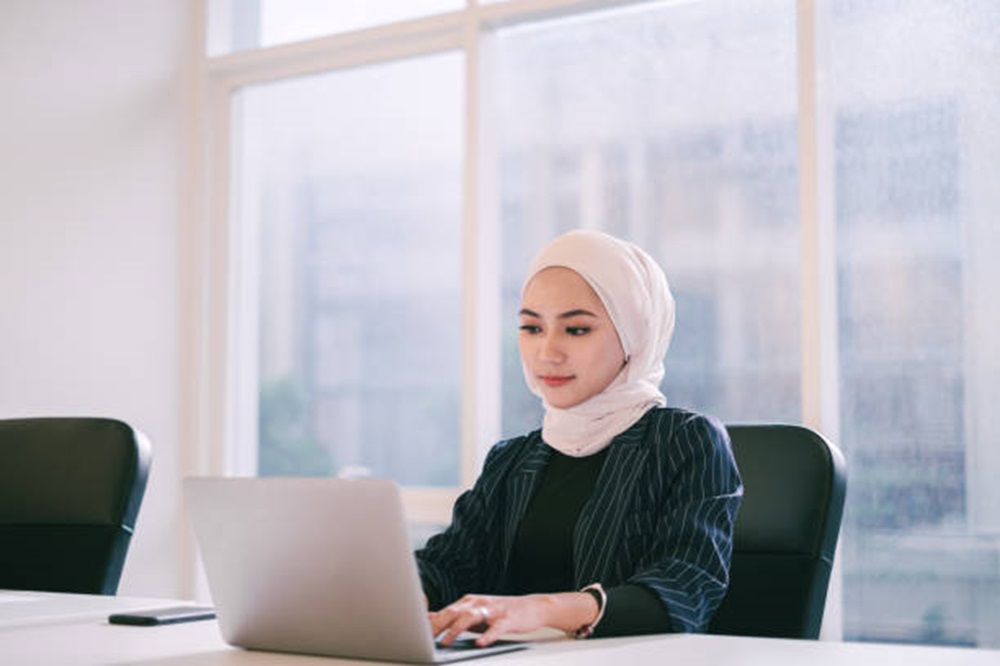 10 Ide Outfit Kantor Wanita Hijab yang Elegan dan Nyaman | Dealls