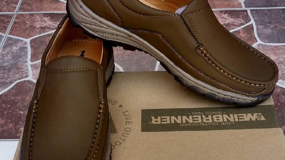7 Sepatu Sneakers Terbaik 2025, Cocok untuk Anak Muda ke Kantor yang ...